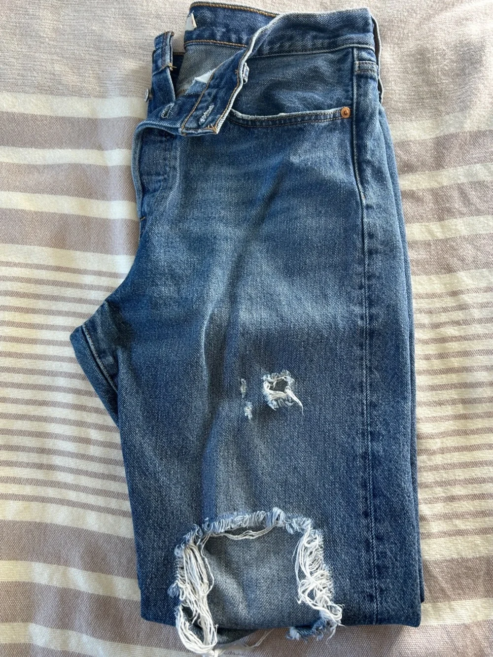 Levi’s Wedgie Straight Distressed Jeans Size 30x28 High Rise Raw Hem
